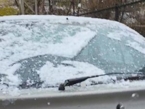 Tufanbeyli’de kısa süreli yağan kar sevindirdi