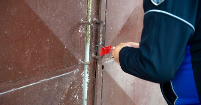 Adana’da depoda kokmuş 25 kasa tavuk ele geçirildi