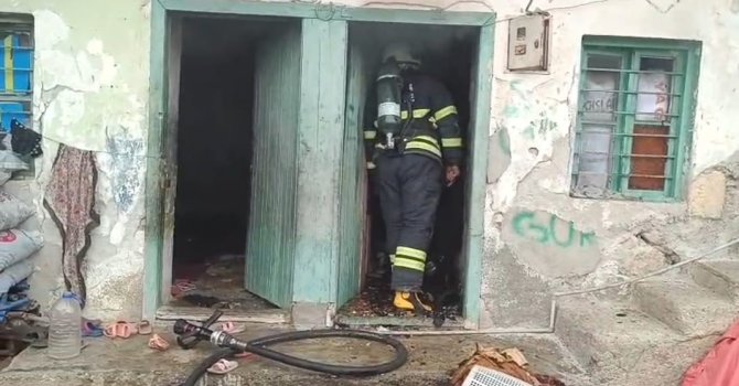 Ev yangını çevreye sıçramadan söndürüldü