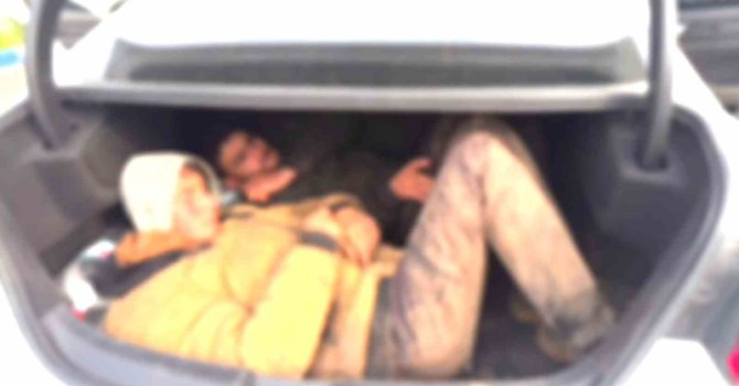Bagajına 2 kişiyi sığdırdığı otomobilde 8 göçmeni kaçırırken yakalandı