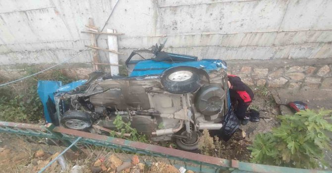 Otomobil drenaj kanalına uçtu: 3 yaralı