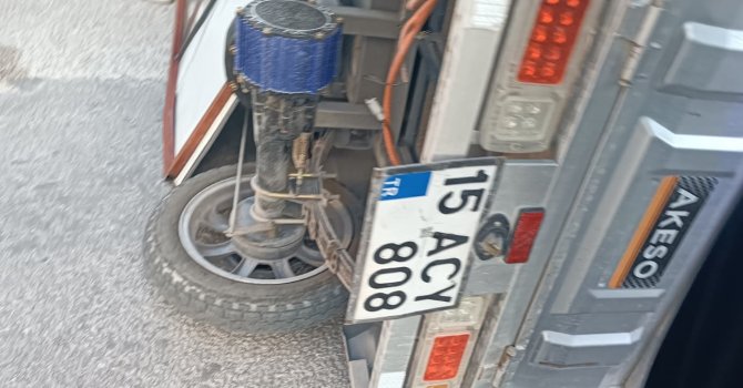 Burdur’da minibüsle üç tekerlekli motosiklet çarpıştı: 2 yaralı