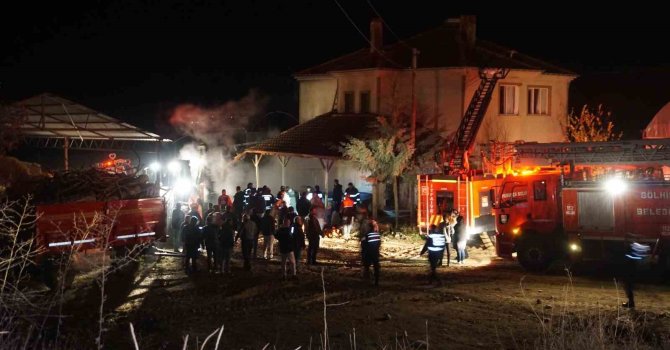 Kalorifer kazanı patladı, yangın çıkan ev kullanılamaz hale geldi