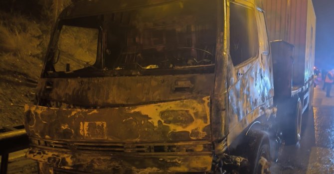 Mersin’de tır yanarak kullanılamaz hale geldi