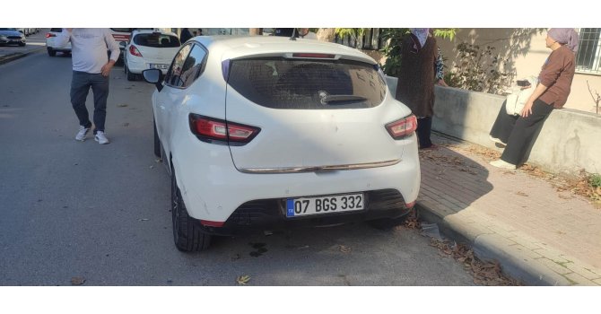 Antalya’da park halindeki otomobile çarpan motosikletli yaralandı