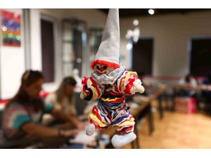 Atık kumaşlar kadınların emeğiyle yılbaşı maskotlarına dönüştü