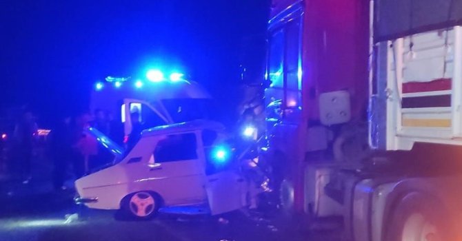Otomobil tırlarla çarpıştı: 1 ölü, 1 yaralı