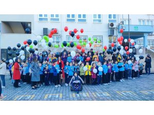 Öğrenciler Gazzeli çocuklar için balonları gökyüzüne bıraktı