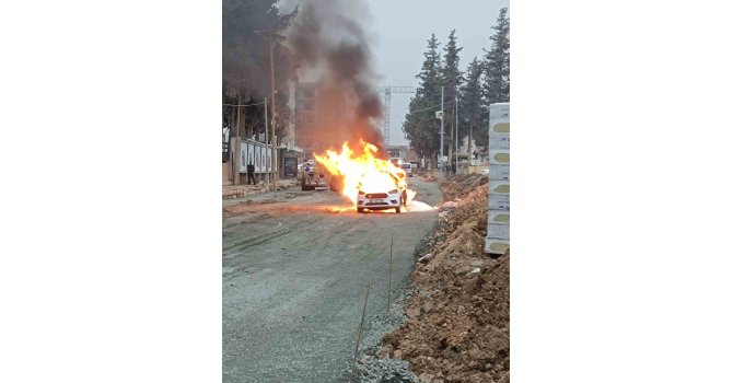 Şantiye çalışmaları esnasında zarar verilen doğalgaz borusundan çıkan alevlerle hafif ticari araç yandı