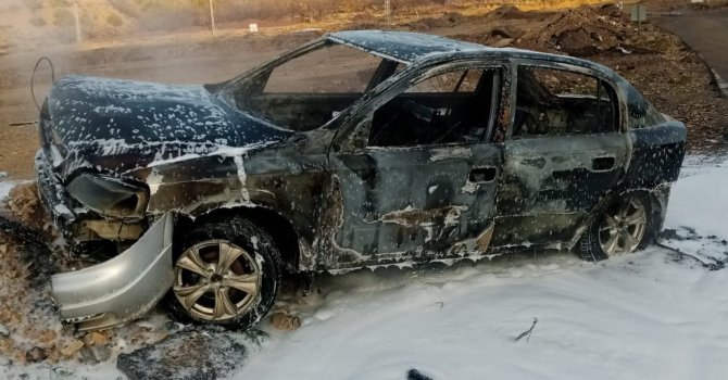 Alev alev yanan otomobil hurdaya döndü