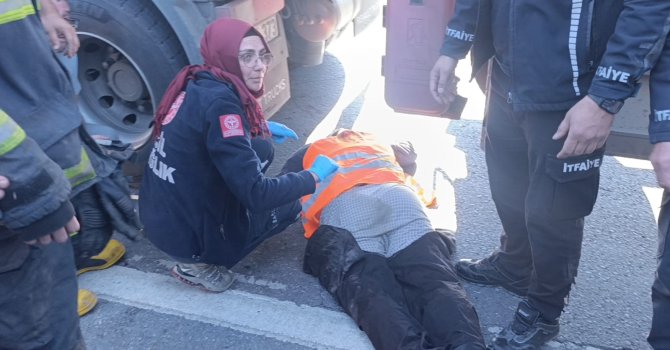 Tırın altında kalan karayolları işçisi hayatını kaybetti