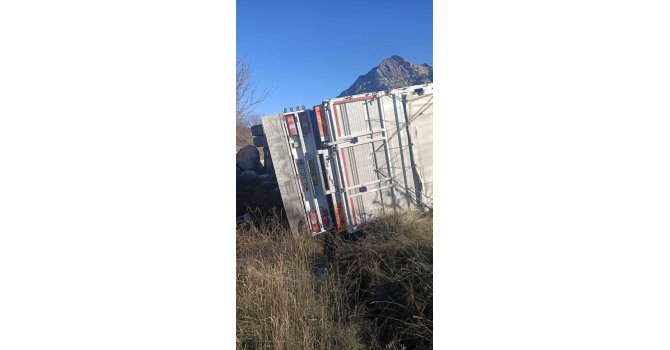 Isparta’da kontrolden çıkan kamyon şarampole devrildi, sürücü yaralandı