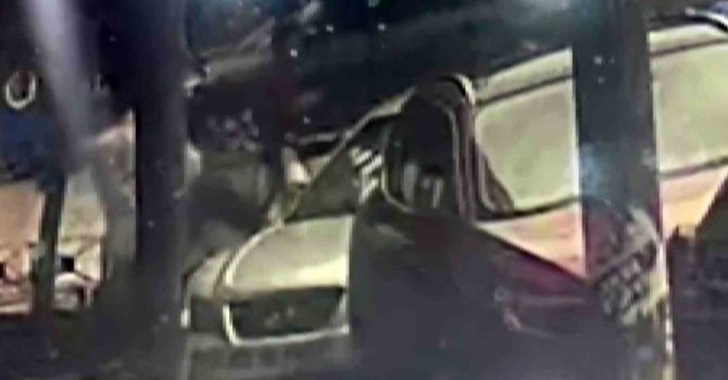 Park halindeki otomobilin dikiz aynasını tekme atıp kırdı
