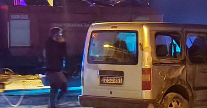 Isparta’da kontrolden çıkan hafif ticari araç devrildi: 2 yaralı