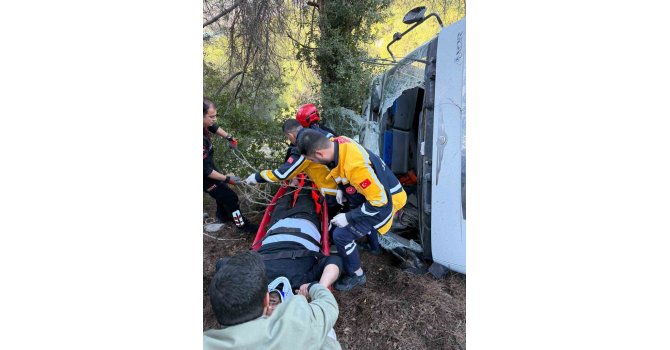 Kamyon uçuruma yuvarlandı, sıkışan sürücü kurtarıldı