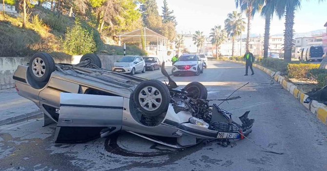 Virajı alamayan otomobil refüjdeki aydınlatma direğine çarpıp takla attı: 2 yaralı