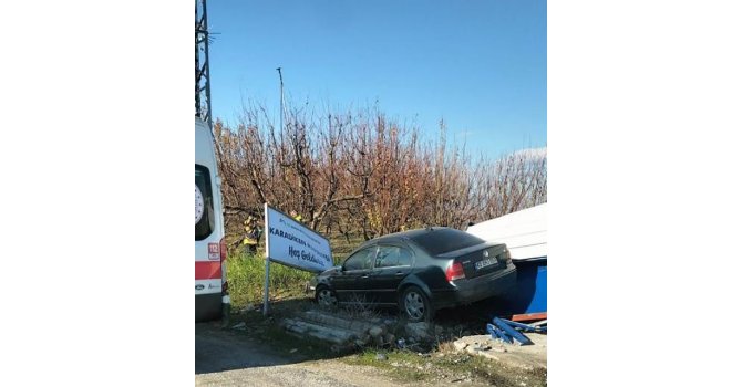 Mersin’de otomobil otobüs durağına çarptı: 2 yaralı