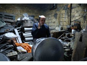 Kahramanmaraş’ta bakır ustalarının çekiç sesleri asırlık çarşıda hâlâ yankılanıyor