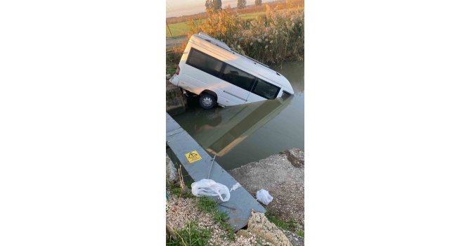 Antalya’da minibüs sulama kanalına uçtu