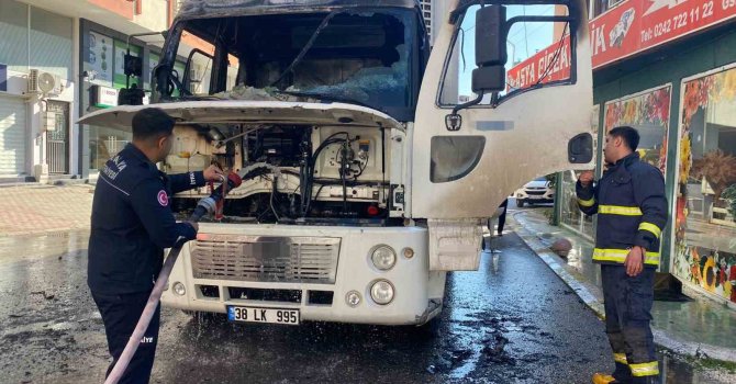 Park halindeyken alev alan kamyon kullanılamaz hale geldi