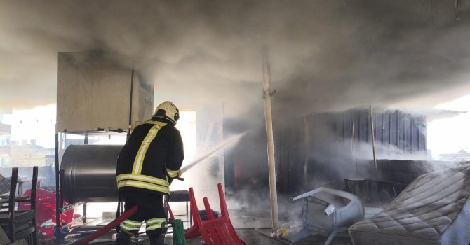 Kırıkhan’da evin çatı katı alevlere teslim oldu