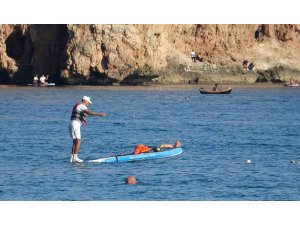 Karlı dağların gölgesinde 20 derecelik sıcak havada deniz keyfi yaptılar