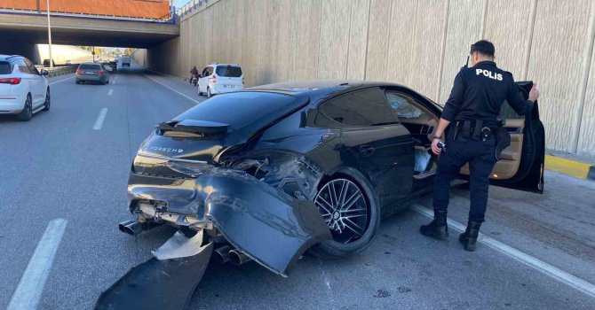 Porsche otomobil önce bir araca sonra alt geçit duvarına çarptı: 1 yaralı