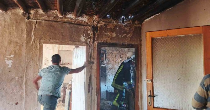 Şarkikaraağaç’ta çıkan yangında iki katlı evin bir bölümü yanarak küle döndü
