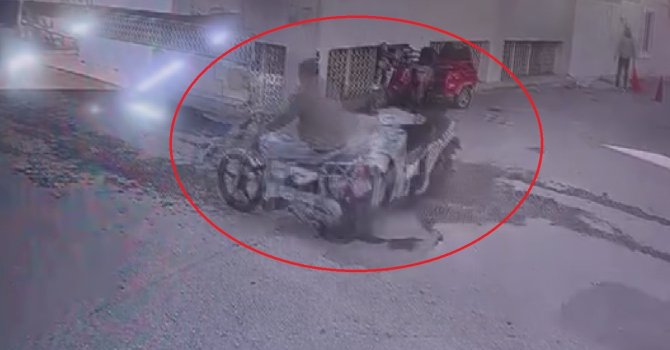 Motosikletlerin kafa kafaya çarpıştığı anlar kameraya yansıdı