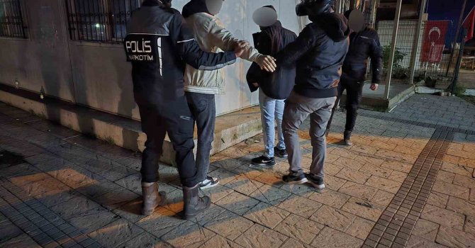 Parklarda, sokaklarda uyuşturucu içen 12 kişi suçüstü yakalandı