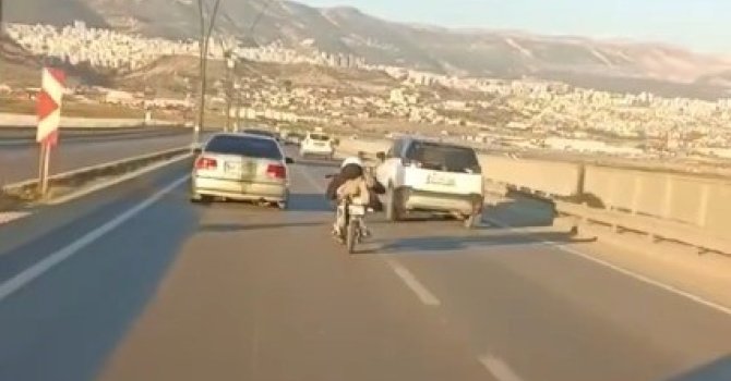 Kahramanmaraş’ta motosikletle tehlikeli sürüş kamerada