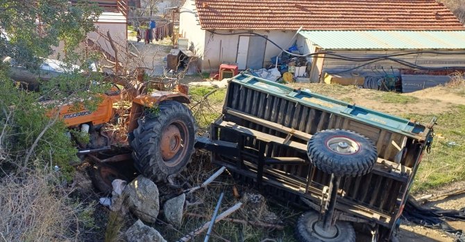 Burdur’da otomobille çarpışan traktör devrildi: 3 yaralı