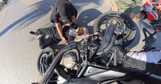 Motosiklet sürücüsü kaskı sayesinde yara almadan kurtuldu