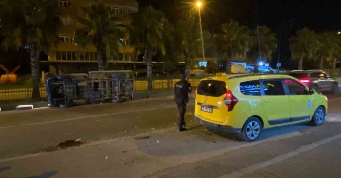 Serik’te ticari taksi ile kamyonet çarpıştı: 2 yaralı