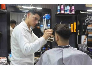 Depreme müşterisinin saçını yıkarken yakalanan kuaförün ustalığını konuşturduğu anlar kamerada