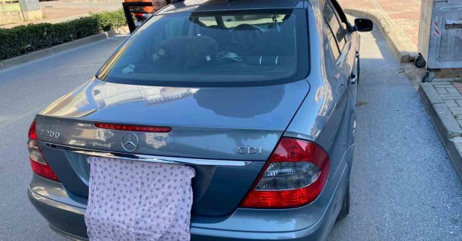 Plakası bezle kapatılan Mercedes plakasız çıktı