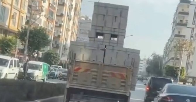 Mersin’de tehlikeli yükleme yapan kamyon sürücüsüne ceza yağdı