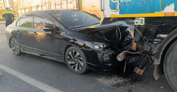 Otomobil yol süpürme aracıyla çarpıştı