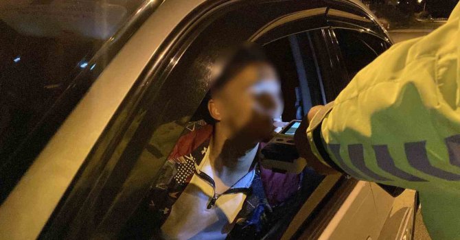 Alkollü çevirmeye girdi, ehliyeti gitmesin diye uzun süre dil döktü