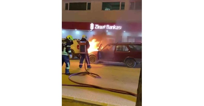 Mersin’de park halindeki araç yandı