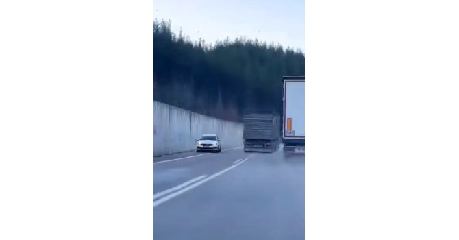 Kamyonun sollama manevrası kazaya neden oluyordu: O anlar kamerada