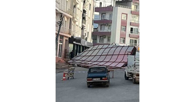 Mersin Mut’ta fırtına çatıyı uçurdu