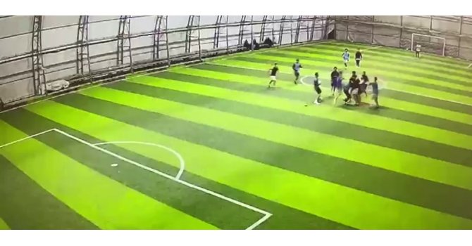 Halı sahadaki tekme tokatlı kavga kameraya yansıdı