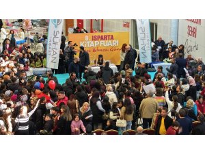 Şarkıcı Melis Fis, 8. Isparta Kitap Fuarı’nda hayranlarıyla buluştu