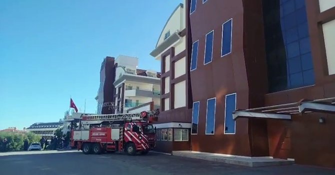 Antalya’da 5 yıldızlı oteldeki yangın korkuttu