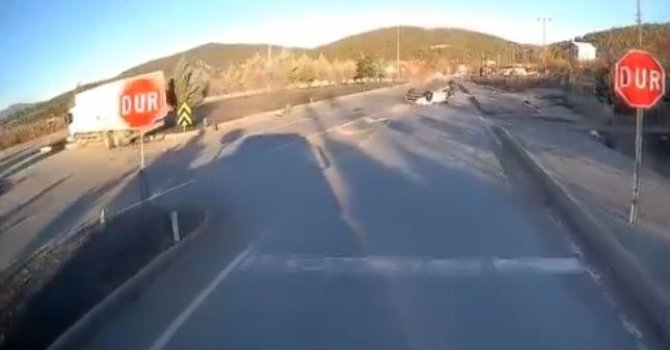 Burdur’da otomobil ile kamyon çarpıştı: Kaza anı kamerada