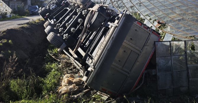 Gazipaşa’da devrilen kamyonun sürücüsü yaralandı