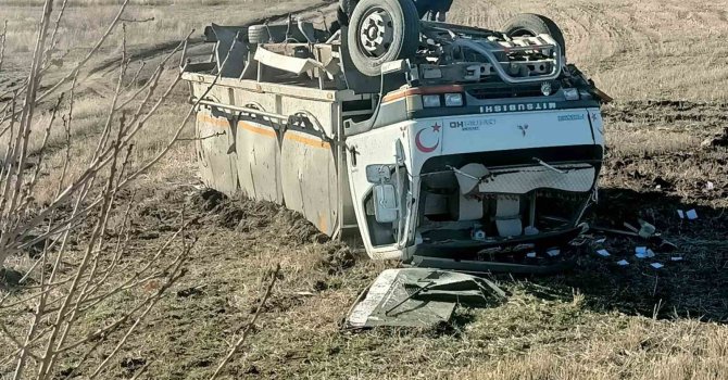 Kontrolden çıkan kamyon şarampole devrilerek takla attı: 1 yaralı