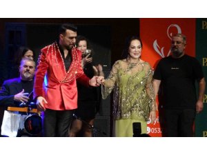 Türkan Şoray, ‘İyilik Korosu’ ile Mersin’de sanatseverlerle buluştu