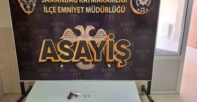 Polis silahla çevreye korku salan şahsı 100 kamerayı inceleyerek yakaladı